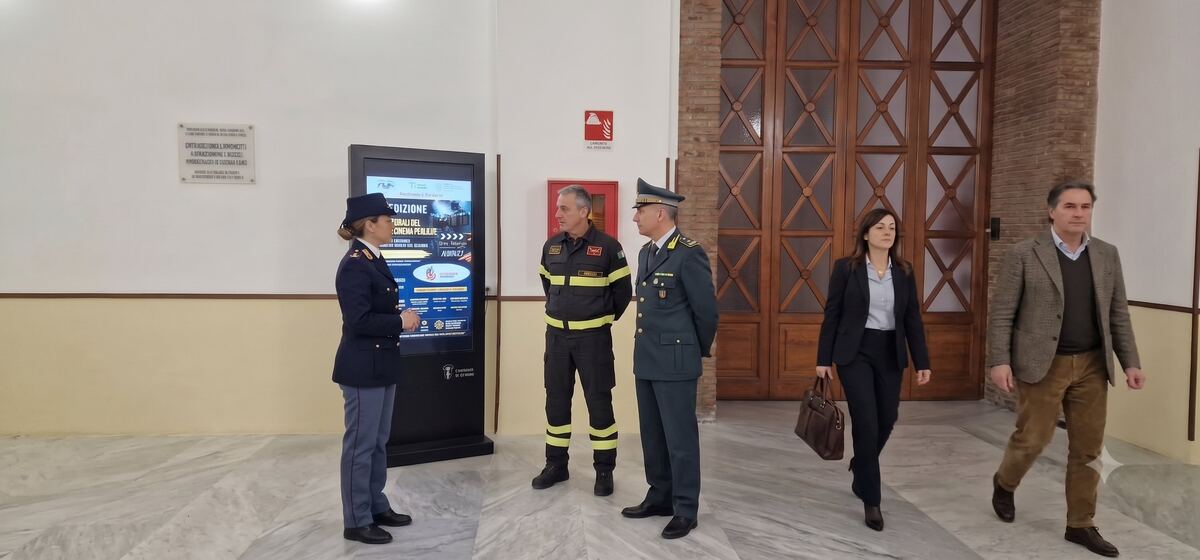 Visitatori negli androni del Palazzo del Governo