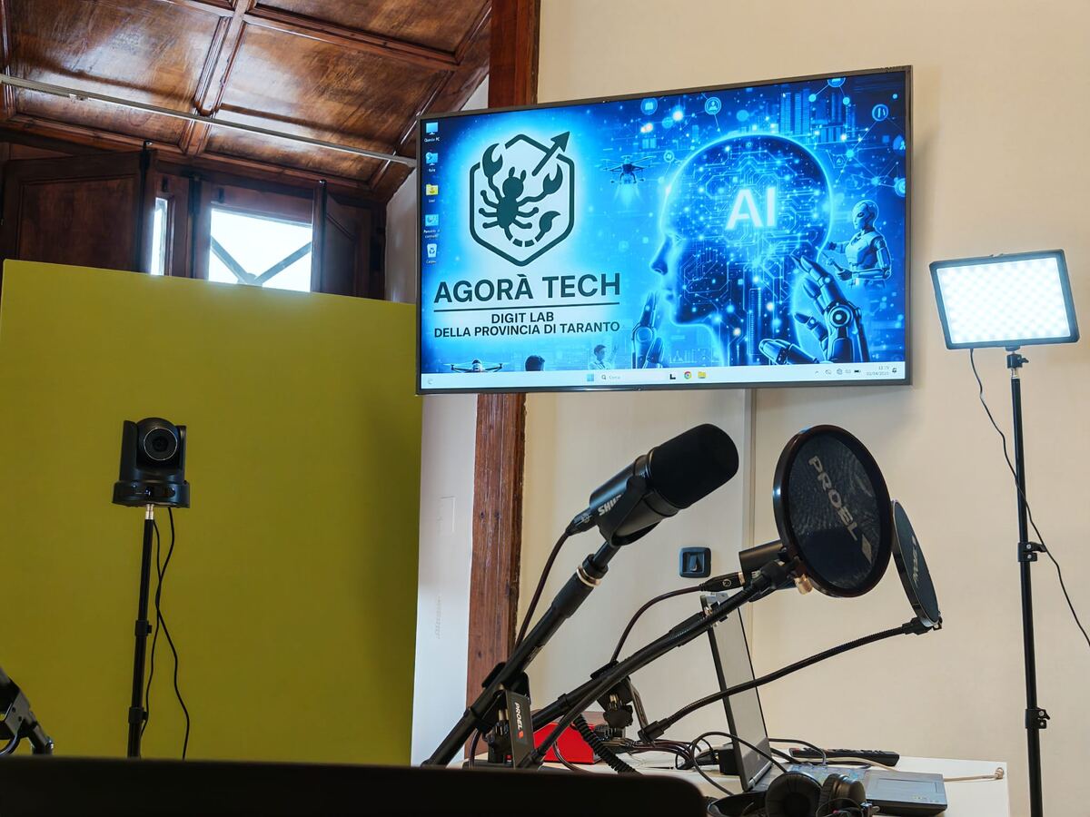 Persone negli androni del Palazzo del Governo