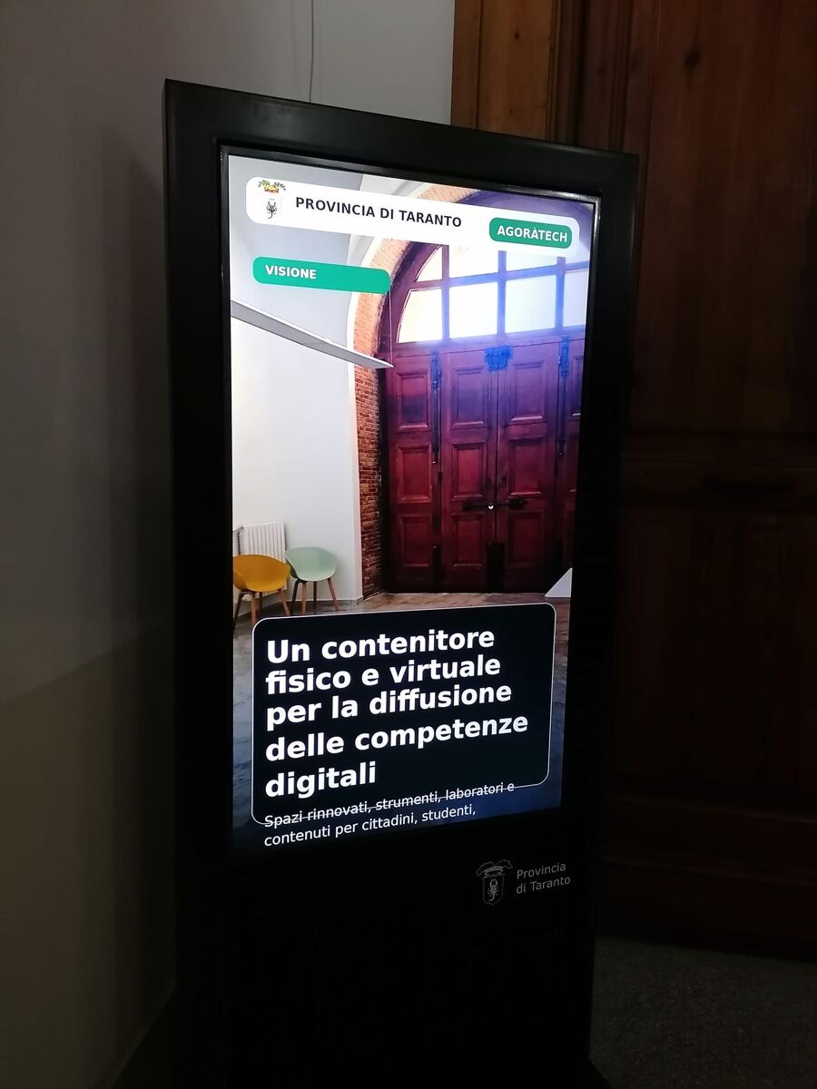 Totem verticale installato nel Palazzo del Governo